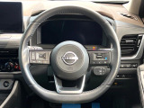 インテリアに合わせたデザインのステアリングは、運転される方のことも考え、運転しやすい形状、大きさです。是非一度、実際に触ってお確かめください。
