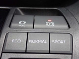 ドライブモードの切り替えスイッチ。ECOモードはエンジン音や排気ガスを気にすることなく走れます。早朝や深夜の走行に便利でおすすめです。