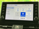 ラジオやUSB、Bluetoothなど、多彩な音源に対応しています。お好みの音楽で、ドライブをお楽しみください。