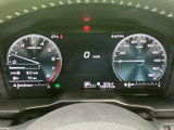 視認性の高いメーター類が、運転に必要な情報を的確に伝えます。走行状況を常に把握し、安全運転を心がけましょう。