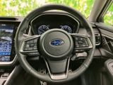 手元に複数のスイッチがまとまり、運転姿勢を大きく変えずに各種機能へアクセスしやすい構成です。メーターの視界を確保しながら握れる形状で、毎日の運転をサポートします。