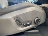 運転席8ウエイパワーシート(ドアミラー連動メモリー機構付)のスイッチ。