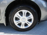 日産純正のホイールキャップが装着されてます。