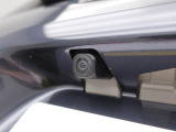 後退時に車両の後ろ側をモニター画面に表示します。車庫入れなどでバックする際に後方確認ができて便利です。車庫入れが苦手な人もこれで安心。