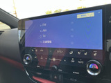 FM・AMやテレビ、交通情報などの選択肢が画面に並び、必要な情報や音声を選びやすい構成です。表示が整理されており、日常の移動中も使いたいメニューを確認できます。