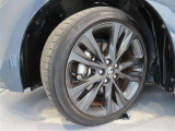 タイヤサイズは215/45R17。純正アルミホイール付き!