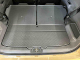 後部座席を倒せば広々とした荷室に。用途に合わせて使える便利なシートアレンジです。