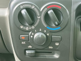 快適な車内空間を実現。操作しやすい位置に配置されたエアコンで、季節を問わず快適なドライブを楽しめます。温度調整も簡単。