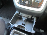 運転席助手席で使用できるドリンクホルダーです。