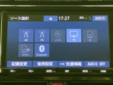 画面にはAM・FMやディスク、テレビ、SD、Bluetoothなどの選択項目が並びます。音源を画面上で確認しやすく、交通情報や後席設定などの項目にもアクセスできる構成です。