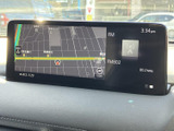 地図と現在地周辺の道路情報を画面で確認でき、目的地までの道順を把握する際に便利です。ラジオ情報も同時に表示され、移動中に必要な案内をまとめて確認できます。