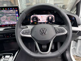 マルチファンクションステアリングを装備。運転中によく使用する各種機能を手元から操作できます。
