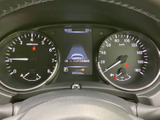 視認性の高いメーター類が、運転に必要な情報を的確にドライバーへ伝えます。走行距離やエンジン回転数など、重要な情報を一目で確認できます。