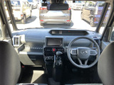 運転席から前方を見渡しやすく、フロントガラスまわりも広々とした印象です。シートや足元は落ち着いた色合いでまとまり、運転する方も助手席の方もゆったり過ごせる空間です。