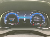 速度や各種車両情報を確認できるメーターを、運転席正面に配置。表示が左右に分かれて見やすく、必要な情報を運転中にも把握しやすい、実用的な計器まわりです。