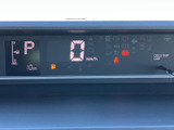 視認性の高いメーター類で、運転に必要な情報をしっかり確認できます。安全運転をサポートする機能も充実しています。