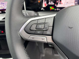 ステアリング左側にはクルーズコントロールなどの操作スイッチを配置。運転中でも手元から操作できます。