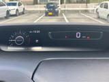 中央に速度表示、左側に円形のメーターを配置し、必要な情報を運転席から確認しやすいレイアウトです。表示がまとまっているため、走行中も視線移動を抑えやすくなります。