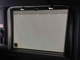 後席にお乗りの方が眩しくないように日差しを軽減する格納式リヤドアサンシェードが付いてます