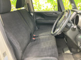 前席は座面と背もたれにゆとりがあり、運転席まわりを見渡しやすい配置です。ドア側からの乗り降りもしやすく、日常の移動を快適に支えてくれます。