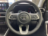 握りやすい形状のステアリングは、長時間の運転でも疲れにくい設計です。オーディオ操作など、便利な機能も搭載されています。