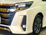 【LEDヘッドライト】悪天候や夜間走行時も良好な視界を確保し安心して運転できる高輝度LEDヘッドライトを装備!点灯速度が早く、消費電力も抑えられています。
