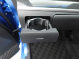 カップホルダーは運転席や助手席からちょうど手の届く位置です!!