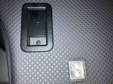 リヤシート背面のレバーで、荷室側からもスライド操作ができます。