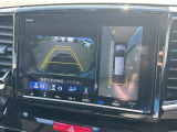 【マルチビューカメラシステム】まるでクルマを真上から見下ろしたかのような視点で駐車をサポートします!クルマの斜め後ろや真横など、前後左右の4つのカメラの映像が合成されて、モニターに映し出されます。