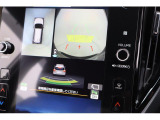 それぞれのカメラをつなぎ合わせ上から見たような画像が映し出される全周囲カメラ装備です。