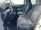 前席は座面と背もたれにゆとりがあり、落ち着いて運転に集中しやすい空間です。前方を見渡しやすい視界と、手の届く範囲にまとまった運転席まわりも魅力です。