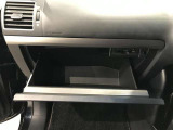 便利な収納スペースの助手席グローボックスです。小物もたくさん収納できます。