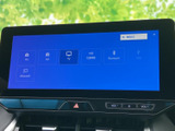 多彩な情報を表示するモニターは、運転をサポートする頼もしい相棒です。各種設定も簡単に行え、快適なカーライフをサポートします。