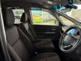 運転席の画像です。足元やシートまわりに余裕があり、リラックスした姿勢で運転が可能です。視界も良好で操作系へのアクセスもしやすく、快適で安心感のあるドライブをサポートします。