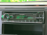 落ち着いた色合いのオーディオが、車内空間に調和します。使いやすいインターフェースで、快適なドライブをサポート。お気に入りの音楽を気軽に楽しめます。