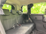 後席には3人分のシートとヘッドレストが並び、同乗者がそれぞれ座りやすい構成です。大きな窓から外の様子を眺められ、カーテンも備わるくつろぎの空間です。