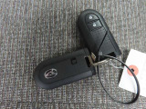 スマートキーです。バッグやポケットに携帯していれば、キーを取り出さなくてもドアの解錠・施錠ができます。エンジンの始動はブレーキを踏みながらパワースイッチをワンプッシュするだけです。