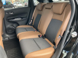 後席はブラウンとダークカラーの配色で、車内に統一感があります。座面の広さや背もたれの形状、足元の様子もご確認いただけますので、ご家族やご友人との乗車を想定してお確かめください。