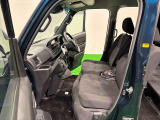 大きなドアと低い床に加えて乗り降りのし易に優れたフロントシートで乗り降り楽々。運転席から助手席側への移動も簡単。