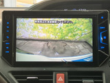 画面には車両後方の様子が表示され、周囲の状況を確認する際に役立ちます。映像を見ながら距離感を把握しやすく、駐車時の安全確認をサポートする便利な表示です。