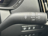 【オートライト(AUTO)】外の明るさをシステムが感知して、自動でヘッドライトが点灯します。ヘッドライトをつけ忘れを防ぐ便利機能です。