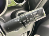 直感的に操作できる設計で、安全な車線変更をサポートします。操作感も良く、スムーズな運転を可能にします。