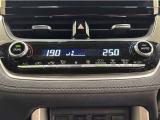 デュアルオートエアコン付きです。運転席・助手席でそれぞれ吹き出す風の温度や風量など自動調整してくれます。
