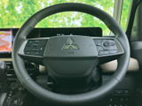 手元に複数のスイッチを備え、運転姿勢を保ちながら車両の機能を扱いやすい構成です。握りやすい形状で、日々の運転時に必要な操作を手元にまとめられます。
