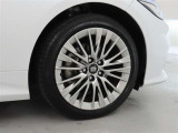 装着タイヤサイズは、225/45R18です。純正アルミホイールを装着しております。