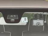 【スズキ セーフティサポート】走行中に前方の車両等を認識し、衝突しそうな時は警報とブレーキで衝突回避と被害軽減をアシスト。より安全にドライブをお楽しみいただけます。
