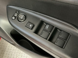 運転席のスイッチで全てのウィンドウの開閉操作を行うことができます。ロックボタンをONにしておくと、運転席以外のウィンドウは作動しないのでお子様を乗せているときなども安心ですね♪