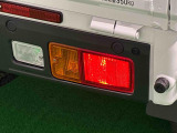 車速約60Km/h以上で走行中に強くブレーキを踏んだ場合,ブレーキランプ点灯と同時にハザードランプが自動で高速点滅!後続車に注意を促します。