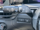 レバー上にワイパー関連の表示がまとまり、操作内容を確認しやすい配置です。運転席から手元で扱えるため、雨天時や視界の確保が必要な場面にも対応しやすく、日々の運転を支えます。