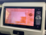 画面でテレビ番組などの映像を視聴でき、停車中の待ち時間を過ごす際にも活用できます。操作部も画面脇にまとまり、見たいコンテンツを選びやすい構成です。